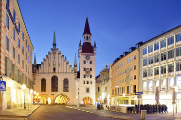 Deutschland, Bayern, München, Altstadt-Lehel, Spielzeugmuseum im alten Rathausturm am Abend - BRF001229