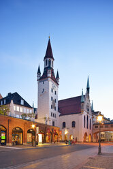 Deutschland, Bayern, München, Blick vom Viktualienmarkt auf altes Rathaus und Turm, Talburgtor am Abend - BRF001226