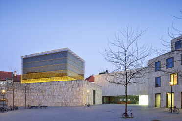 Deutschland, Bayern, München, Ohel Jakob Synagoge und Jüdisches Museum am Sankt-Jakobs-Platz am Abend - BR001222