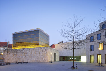 Germany, Bavaria, Munich, Ohel Jakob synagoge and Judish Museum at Sankt-Jakobs-Platz in the evening - BR001222