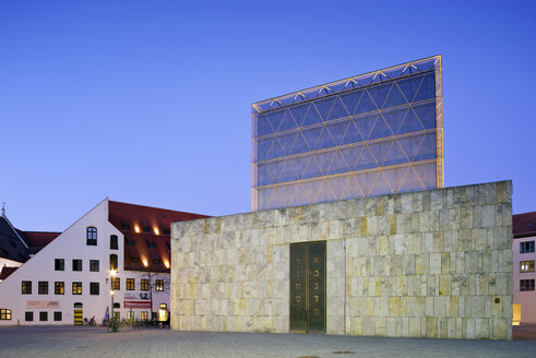 Deutschland, Bayern, München, Ohel Jakob Synagoge und Stadtmuseum am Sankt-Jakobs-Platz am Abend - BR001221