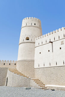 Arabien, Oman, Jalan Bani Bu Hassan Burg, Wehrturm und Mauer - HLF000889