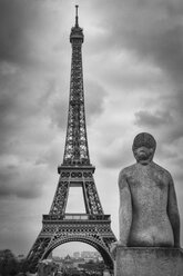 Frankreich, Paris, Blick auf den Eiffelturm mit Rückansicht der Skulptur im Vordergund - HSKF000043