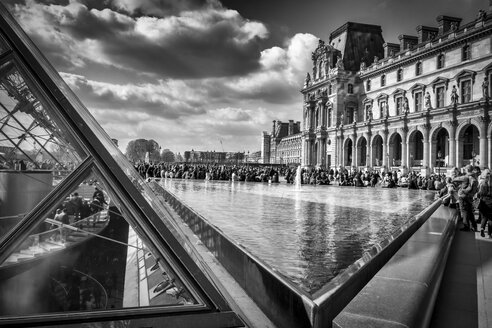 Frankreich, Paris, Blick auf den Louvre mit großer Menschengruppe davor - HSKF000041