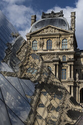 Frankreich, Paris, Louvre, Blick auf die Fassade mit Spiegelung in der Glaspyramide im Vordergrund - HSKF000040