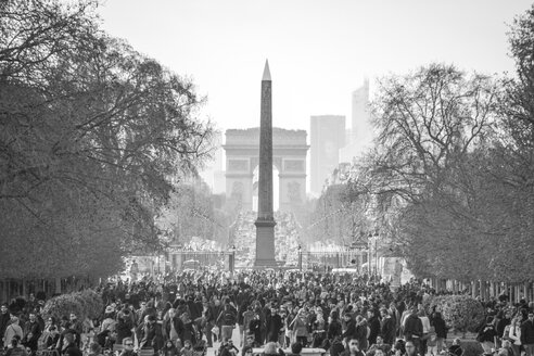 Frankreich, Paris, Jardin des Tuilerie, Blick auf Obelisk und Arc de Triomphe mit großer Menschengruppe im Vordergrund - HSKF000044