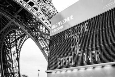 Frankreich, Paris, Blick auf das Willkommensschild am Eiffelturm - HSKF000039