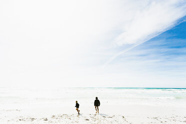 Portugal, Algarve, Two young boys at the beach - MEMF000747