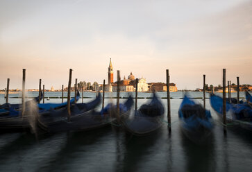 Italien, Venedig, Gondeln vor San Giorgio Maggiore in der Abenddämmerung - MKFF000208