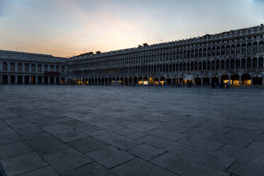 Italien, Venedig, Markusplatz in der Abenddämmerung - MKFF000209