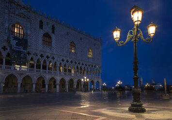 Italien, Venedig, Dogenpalast in der Abenddämmerung - MKF000210