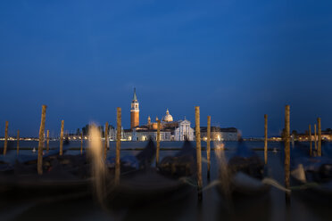 Italien, Venedig, Gondeln vor San Giorgio Maggiore in der Abenddämmerung - MKFF000211