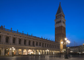 Italien, Venedig, Campanile in der Abenddämmerung - MKFF000216