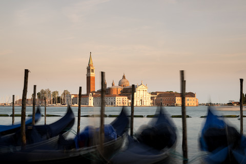 Italien, Venedig, Gondeln vor San Giorgio Maggiore in der Abenddämmerung, lizenzfreies Stockfoto