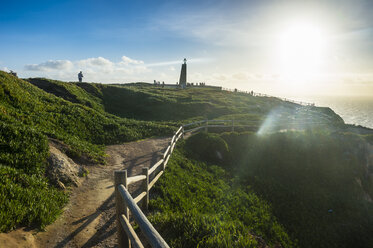 Portugal, Cabo da Roca, Gegenlicht eines Weges, der zum Denkmal des westlichsten Punktes Europas führt - RUNF000083