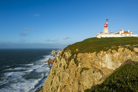 Portugal, Cabo da Roca, Leuchtturm auf den felsigen Klippen, lizenzfreies Stockfoto