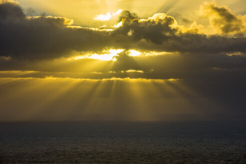 Portugal, Cabo da Roca, Strahlen brechen durch die Wolken - RUNF000072