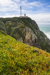 Portugal, Cabo da Roca, Leuchtturm auf den felsigen Klippen - RUNF000074