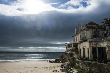 Portugal, Cascais, dramatisches Licht über dem Strand und einer alten Villa - RUN000076