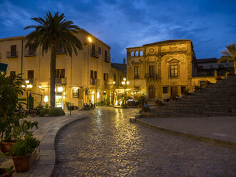 Italien, Sizilien, Cefalu, Restaurants auf der Piazza del Duomo am Abend - AMF004027