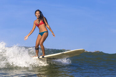 Indonesien, Bali, Frau beim Surfen - KNTF000035