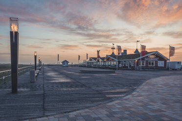 Deutschland, Schleswig-Holstein, St. Peter-Ording, Sonnenuntergang an der Seebrücke - KEBF000191