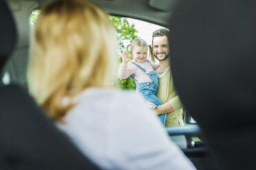 Mädchen mit Vater, der sich von seiner Mutter im Auto verabschiedet - UUF004249