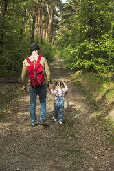 Vater und Tochter wandern im Wald - UUF004262