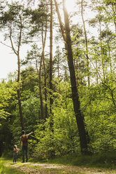 Vater und Tochter wandern im Wald - UUF004264