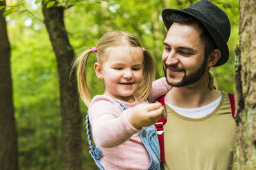 Lächelndes Mädchen mit Vater im Wald - UUF004266