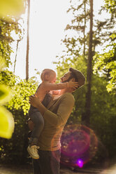 Glückliches Mädchen mit Vater im Wald - UUF004284