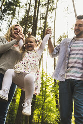 Glückliche Familie im Wald - UUF004294