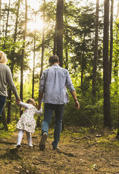 Familie beim Spaziergang im Wald - UUF004295