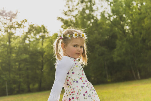 Girl wearing floral wreath in hair - UUF004312