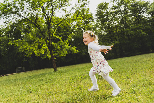 Carefree girl running on meadow - UUF004315