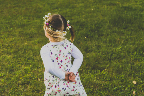 Girl wearing floral wreath in hair - UUF004323