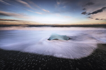 Island, Jokulsarlon, Mini-Eisberg - SMAF000329