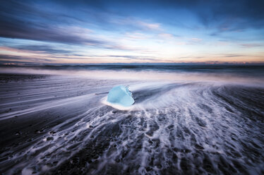 Iceland, Jokulsarlon, mini iceberg - SMAF000328