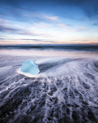 Iceland, Jokulsarlon, mini iceberg - SMAF000327