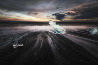 Iceland, Jokulsarlon, mini iceberg - SMAF000326