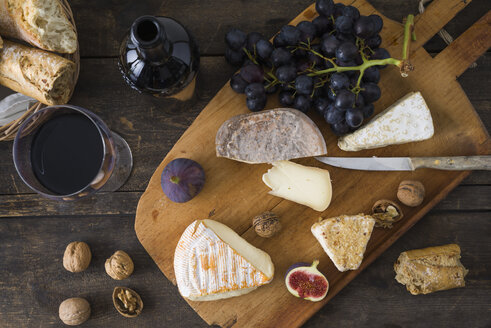 Cheese platter with camembert, walnut cheese, gorgonzola and taleggio - ECF001830