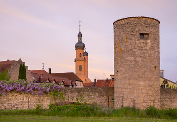 Deutschland, Bayern, Unterfranken, Eibelstadt, Stadtmauer mit Henkerturm und Pfarrkirche St. Nikolaus, Nachleuchten - SIEF006574