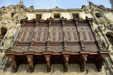 Peru, Lima, UNESCO-Weltkulturerbe, Hölzerner Erker im Erzbischöflichen Palast - FLKF000593