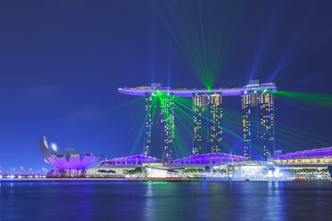 Singapur, Marina Bay, Marina Bay Sands Hotel und ArtScience Museum, Lasershow - GWF004024