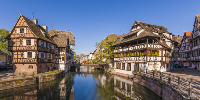 Frankreich, Elsass, Straßburg, La Petite France, Fachwerkhäuser und der Fluss L'Ill - WDF003108