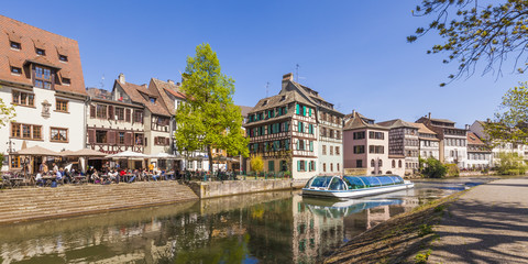 Frankreich, Elsass, Straßburg, La Petite France, Fachwerkhäuser, Restaurants, Fluss L'Ill mit Ausflugsdampfer, lizenzfreies Stockfoto