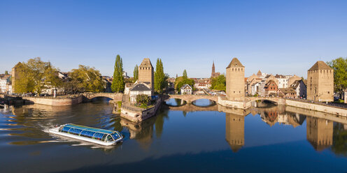 Frankreich, Elsass, Straßburg, La Petite France, Pont Couverts und Ausflugsdampfer - WDF003115