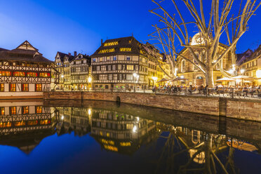 Frankreich, Elsass, Straßburg, La Petite France, Fachwerkhäuser, Fluss L'Ill, Restaurant am Place Benjamin Zix - WDF003103