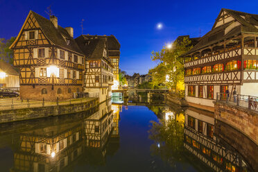 Frankreich, Elsass, Straßburg, La Petite France, Fachwerkhäuser, Fluss L'Ill bei Nacht - WDF003104