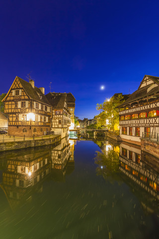 Frankreich, Elsass, Straßburg, La Petite France, Fachwerkhäuser, Fluss L'Ill bei Nacht, lizenzfreies Stockfoto